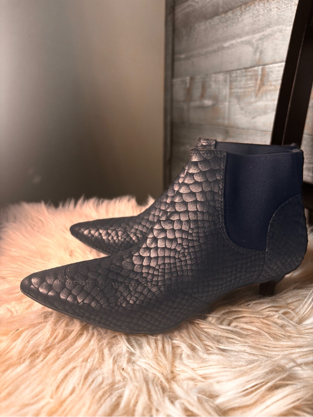 Naturalizer 7.5 snakeskin Black Textured Pointed-Toe Chelsea heeled Ankle Boots